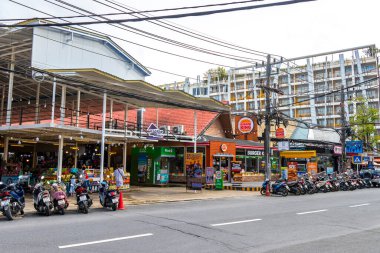 Kathu Phuket Tayland 10 numara. Ekim 2025 İnsanların arabalarıyla ünlü turist caddesi. Palmiye ağaçları. Patong Sahili Phuket Adası Tayland 'daki barlar ve restoranlar..