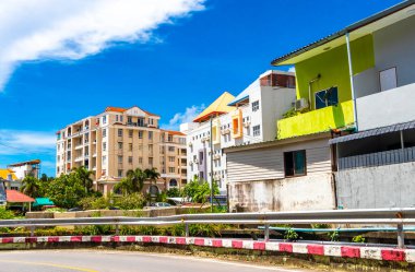 Kathu Phuket Tayland 13 numara. Ekim 2025 Güneydoğu Asya 'da Patong Sahili' nde evleri ve mavi gökyüzü olan yerel sokak yolu Kathu Bölgesi Phuket Adası Güney Tayland.