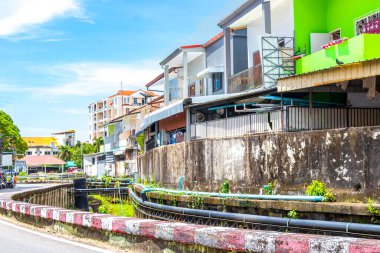 Kathu Phuket Tayland 13 numara. Ekim 2025 Güneydoğu Asya 'da Patong Sahili' nde evleri ve mavi gökyüzü olan yerel sokak yolu Kathu Bölgesi Phuket Adası Güney Tayland.