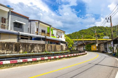 Kathu Phuket Tayland 13 numara. Ekim 2025 Güneydoğu Asya 'da Patong Sahili' nde evleri ve mavi gökyüzü olan yerel sokak yolu Kathu Bölgesi Phuket Adası Güney Tayland.