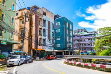 Kathu Phuket Tayland 13 numara. Ekim 2025 Güneydoğu Asya 'da Patong Sahili Kathu Bölgesi Phuket Adası Güney Tayland' da motosikletli lokal yol binaları.