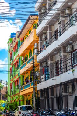 Kathu Phuket Tayland 13 numara. Ekim 2025 Güneydoğu Asya 'da Patong Sahili Kathu Bölgesi Phuket Adası Güney Tayland' da motosikletli lokal yol binaları.