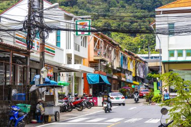 Kathu Phuket Tayland 13 numara. Ekim 2025 Güneydoğu Asya 'da Patong Sahili Kathu Bölgesi Phuket Adası Güney Tayland' da motosikletli lokal yol binaları.