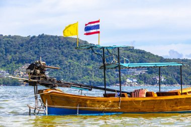 Patong Sahili Phuket Adası Tayland 'da açık mavi turkuaz su ve gökyüzü deniz manzaralı uzun kuyruklu tekneler..