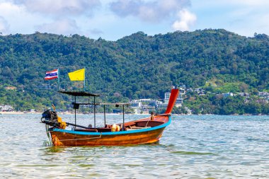 Patong Sahili Phuket Adası Tayland 'da açık mavi turkuaz su ve gökyüzü deniz manzaralı uzun kuyruklu tekneler..