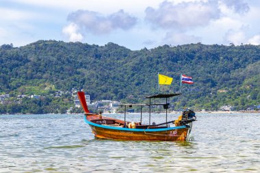 Kathu Bölgesi Phuket Eyaleti Tayland 13. Ekim 2025, Patong Sahili Phuket Adası Tayland Phuket Adası 'ndaki açık mavi turkuaz su ve deniz manzaralı sahilde uzun kuyruklu tekneler..
