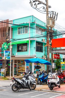Kathu Phuket Tayland 17 numara. Ekim 2025 İnsanların arabalarıyla ünlü turist caddesi. Palmiye ağaçları. Patong Sahili Phuket Adası Tayland 'daki barlar ve restoranlar..