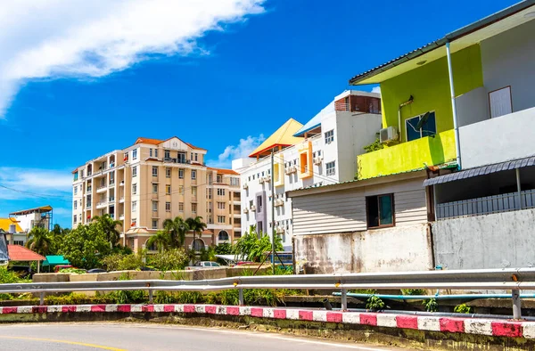 Kathu Phuket Tayland 13 numara. Ekim 2025 Güneydoğu Asya 'da Patong Sahili' nde evleri ve mavi gökyüzü olan yerel sokak yolu Kathu Bölgesi Phuket Adası Güney Tayland.