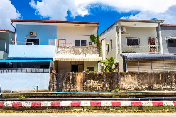 Kathu Phuket Tayland 13 numara. Ekim 2025 Güneydoğu Asya 'da Patong Sahili' nde evleri ve mavi gökyüzü olan yerel sokak yolu Kathu Bölgesi Phuket Adası Güney Tayland.