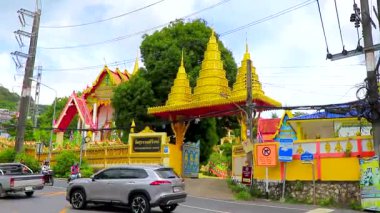 Kathu Bölgesi Phuket Adası Tayland Eyaleti 08. Ekim 2025 Suwankeewong Tapınağı, Patong Sahili Phuket Adası Tayland 'da mavi bulutlu gökyüzü binaları inşa ediyor..