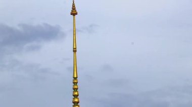 Suwankeewong Tapınağı, Patong Sahili Phuket Adası Güney Tayland 'daki altın renkli Budist tapınakları mimarisi detaylarıyla doluydu..