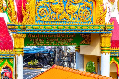 Kathu Bölgesi Phuket Adası Tayland Eyaleti 08. Ekim 2025, Patong Sahili Phuket Adası Güney Tayland 'daki Suwankeereewong Tapınağı' nın altın Budist tapınağına giriş kapısı..