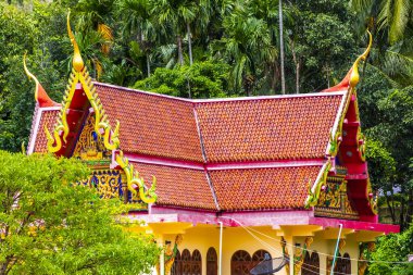 Kathu Bölgesi Phuket Adası, Tayland 10. Ekim 2025 Suwankeewong Tapınağı Patong Sahili Phuket Adası Güney Tayland 'da altın Budist tapınakları inşa eden ev..