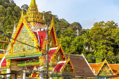 Kathu Bölgesi Phuket Adası Tayland Eyaleti 13. Ekim 2025, Patong Sahili Phuket Adası Güney Tayland 'daki Suwankeereewong Tapınağı' nın altın Budist tapınağına giriş kapısı..