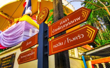 Kathu Bölgesi Phuket Adası 26. Tayland. Ekim 2025 Suwankeewong Budist Tapınağı Patong Sahili Phuket Adası Güney Tayland 'daki tabela levhası..