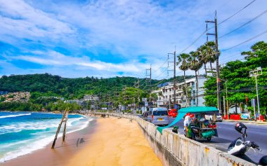 Kathu Bölgesi Phuket Eyaleti 26. Tayland. Ekim 2025 Muhteşem kayalık Kalim Sahili tropikal manzara mavi gökyüzü su dalgaları palmiye ağaçları ve kayalar Patong Sahili Phuket Tayland.