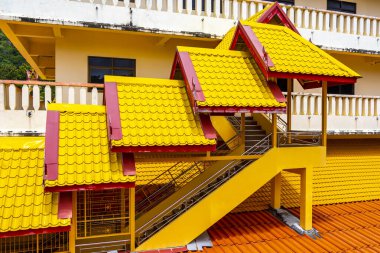 Kathu Bölgesi Phuket Adası Tayland Eyaleti 08. Ekim 2025 Suwankeewong Tapınağı Patong Sahili Phuket Adası Güney Tayland 'da altın Budist tapınakları inşa eden ev..