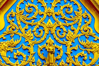 Kathu Bölgesi Phuket Adası Tayland Eyaleti 08. Ekim 2025 Suwankeewong Tapınağı altın renkli Budist tapınakları Patong Sahili Phuket Adası Tayland mimari detayları.