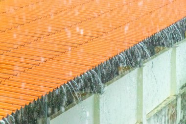 Kathu Bölgesi Phuket Adası Tayland Eyaleti 20. Ekim 2025 Suwankeewong Tapınağı Patong Sahili Phuket Adası Tayland 'da ağır muson yağmurları altında altın Budist tapınakları..