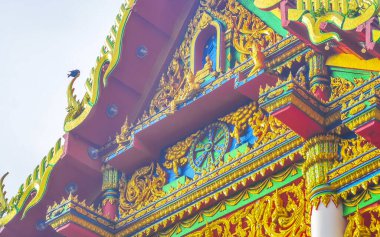 Kathu Bölgesi Phuket Adası 26. Tayland. Ekim 2025 Suwankeewong Tapınağı Patong Sahili Phuket Adası Güney Tayland 'da altın renkli Budist tapınakları mimarisi ayrıntıları.