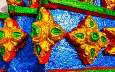 Kathu Bölgesi Phuket Adası 26. Tayland. Ekim 2025 Suwankeewong Tapınağı Patong Sahili Phuket Adası Güney Tayland 'da altın renkli Budist tapınakları mimarisi ayrıntıları.