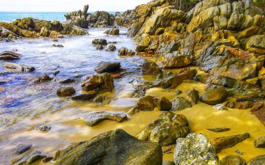 İnanılmaz kayalık Kalim Sahili tropikal manzara manzarası mavi gökyüzü turkuvaz su dalgaları ve kayalar ile Patong Sahili Kathu Bölgesi Phuket Adası Güney Tayland.