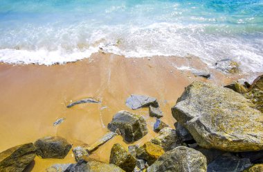 İnanılmaz kayalık Kalim Sahili tropikal manzara manzarası mavi gökyüzü turkuvaz su dalgaları ve kayalar ile Patong Sahili Kathu Bölgesi Phuket Adası Güney Tayland.