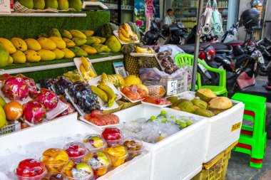Kathu Bölgesi Phuket Adası Tayland Eyaleti 13. Ekim 2025 Güneydoğu Asya 'daki Patong Sahili Kathu Bölgesi Phuket Adası' ndaki bir Tayland pazarında ucuz meyve sebzesi..