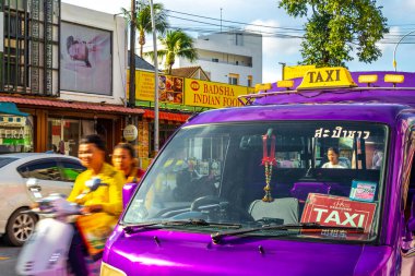 Kathu Phuket Tayland 13 numara. Ekim 2025 Mor menekşe toplu taşıma aracı tuk kamyonet taksisini Patong Sahili 'nde Kathu Bölgesi Phuket Adası Güney Tayland' da aldı..