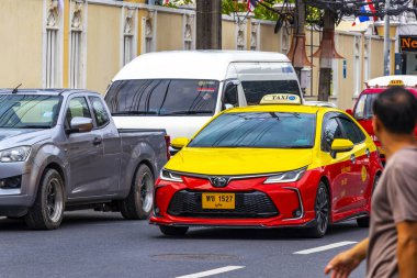 Kathu Bölgesi Phuket Adası, Tayland 17. Ekim 2025 Güneydoğu Asya 'da Patong Plajı' ndaki Kathu Phuket Adası 'ndaki şehir caddesinde kırmızı sarı taksi nakliye aracı..