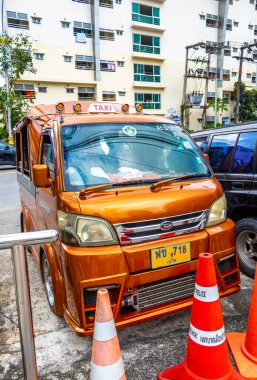 Kathu Phuket Tayland 17 numara. Ekim 2025 Orange kahverengi toplu taşıma aracı tuk tuk kamyonet taksisini Patong Sahili Kathu Bölgesi Phuket Adası Güney Asya Tayland 'da aldı..