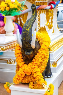 Patong Sahili Phuket Adası Tayland 'da fil heykeli olan güzel sarı Tayland hayalet evi..