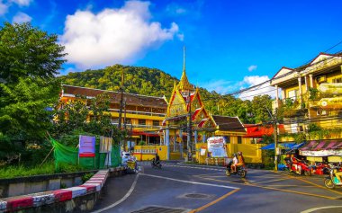 Kathu Bölgesi Phuket Adası, Tayland 07. Ekim 2025 Suwankeewong Tapınağı, Patong Sahili Phuket Adası Tayland 'da mavi bulutlu gökyüzü binaları inşa ediyor..