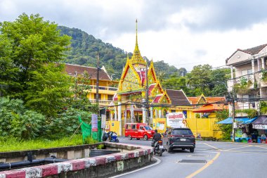 Kathu Bölgesi Phuket Adası Tayland Eyaleti 08. Ekim 2025 Suwankeewong Tapınağı, Patong Sahili Phuket Adası Tayland 'da gri bulutlu gökyüzü binaları inşa ediyor..