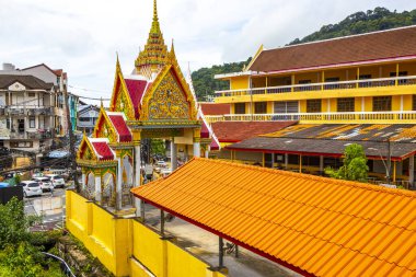 Kathu Bölgesi Phuket Adası, Tayland 10. Ekim 2025 Suwankeewong Tapınağı, Patong Sahili Phuket Adası Tayland 'da gri bulutlu gökyüzü binaları inşa ediyor..