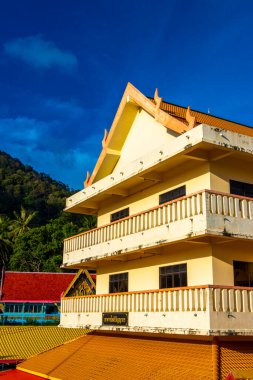 Kathu Bölgesi Phuket Adası Tayland Eyaleti 13. Ekim 2025 Suwankeewong Tapınağı Patong Sahili Phuket Adası Güney Tayland 'da altın Budist tapınakları inşa eden ev..