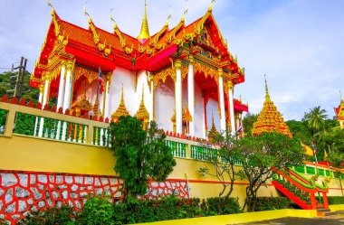 Kathu Bölgesi Phuket Adası 26. Tayland. Ekim 2025 Suwankeewong Tapınağı Patong Sahili Phuket Adası Güney Tayland 'da altın Budist tapınakları inşa eden ev..