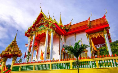 Kathu Bölgesi Phuket Adası 26. Tayland. Ekim 2025 Suwankeewong Tapınağı Patong Sahili Phuket Adası Güney Tayland 'da altın Budist tapınakları inşa eden ev..