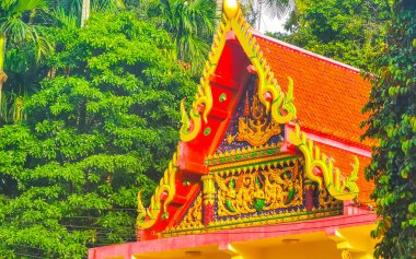 Kathu Bölgesi Phuket Adası 26. Tayland. Ekim 2025 Suwankeewong Tapınağı Patong Sahili Phuket Adası Güney Tayland 'da altın Budist tapınakları inşa eden ev..