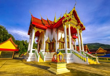 Kathu Bölgesi Phuket Adası 26. Tayland. Ekim 2025 Suwankeewong Tapınağı Patong Sahili Phuket Adası Güney Tayland 'da altın Budist tapınakları inşa eden ev..