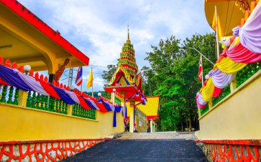 Kathu Bölgesi Phuket Adası 26. Tayland. Ekim 2025 Suwankeewong Tapınağı, Patong Sahili Phuket Adası Tayland 'da mavi bulutlu gökyüzü binaları inşa ediyor..