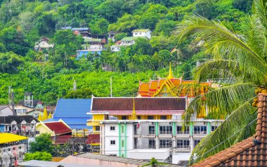 Panoramik manzara ve tropikal manzara dağları şehir silueti şehir ormanı ve doğa ile Patong Sahili 'nde mavi gökyüzü Kathu Phuket Adası Tayland, Güneydoğu Asya.