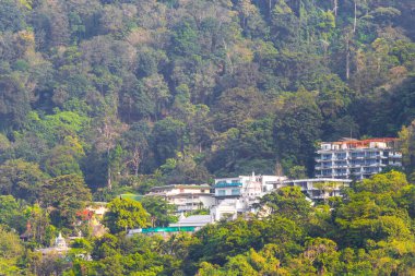 Panoramik manzara ve tropikal manzara dağları şehir silueti şehir ormanı ve doğa ile Patong Sahili 'nde mavi gökyüzü Kathu Phuket Adası Tayland, Güneydoğu Asya.
