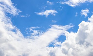 Derin mavi gökyüzü gökyüzünde garip ve güzel bulut oluşumları ile Angra dos Reis State of Rio de Janeiro Brazil.