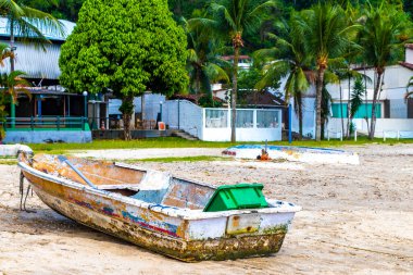 Angra dos Reis Rio de Janeiro Brezilya Eyaleti 27. Ekim 2020 Tropikal sahil sahili deniz manzaralı turkuaz yeşil su iskele limanı, Brezilya 'da yatları ve tekneleri olan Panorama..