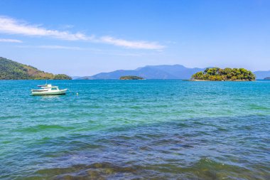 Angra dos Reis Rio de Janeiro Eyaleti 28 numara. Ekim 2020 Tropik adaların Panorama sahili sahil sahili turkuaz yeşil mavi su dağları ve Brezilya 'da tekneleri olan rıhtım limanı.