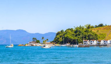 Angra dos Reis Rio de Janeiro Eyaleti 28 numara. Ekim 2020 Tropikal sahil sahili deniz manzaralı turkuaz yeşil su iskele limanı, Brezilya 'da yatları ve tekneleri olan Panorama..