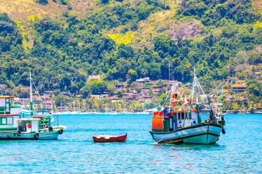 Angra dos Reis Rio de Janeiro Eyaleti 28 numara. Ekim 2020 Tropikal sahil sahili deniz manzaralı turkuaz yeşil su iskele limanı, Brezilya 'da yatları ve tekneleri olan Panorama..