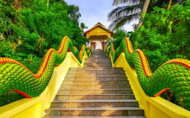 Kathu Bölgesi Phuket Adası 26. Tayland. Ekim 2025 Suwankeewong Tapınağı, Patong Sahili Phuket Adası Tayland 'da mavi bulutlu gökyüzü binaları inşa ediyor..