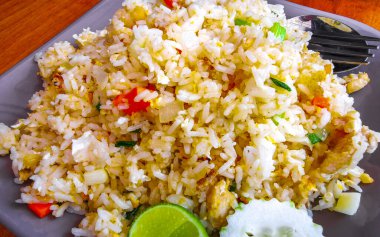 Güneydoğu Asya 'da Patong Sahili' nde Kathu Bölgesi Phuket Adası Eyaleti Tayland Eyaleti 'nde bir restoranda tavuklu pilav ve limonlu salatalık ve yumurta..